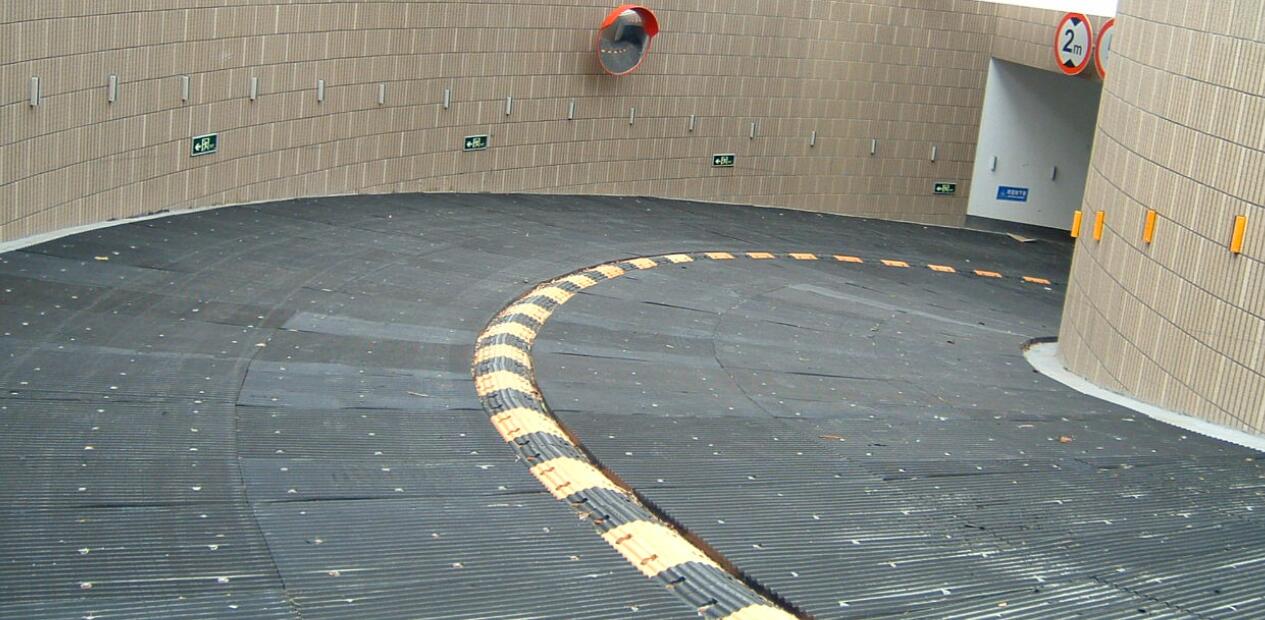 地下車庫(kù)出入口電伴熱系統(tǒng) 地下車庫(kù)出入口電伴熱系統(tǒng)